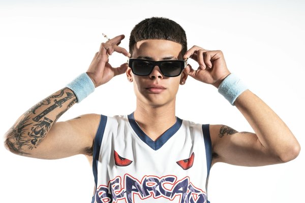 Comment associer des pantalons cigarette avec des talons hauts pour une soirée élégante?