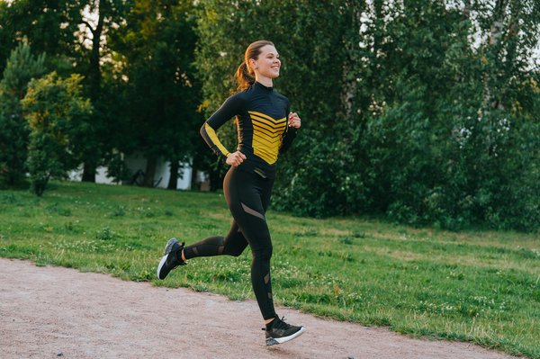 Comment choisir des vêtements de sport adaptés aux femmes pratiquant la course à pied en été ?