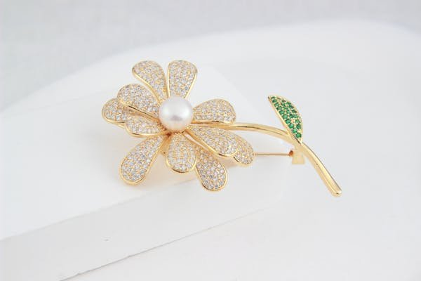 Des broches fleurs pour chaque occasion : votre touche personnelle !